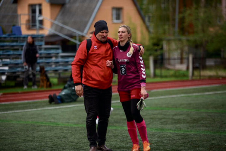 Pradėti žaisti futbolą S. Majauskienę, kaip ir kitas komandos nares, pakvietė ir įkalbino treneris Audrius Unglinikas. Nuotr. asmeninio albumo